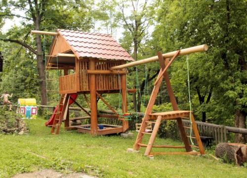 chata-w-fiedorowie-plac-zabaw-3-600.jpg